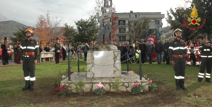 Caserta, inaugurato un cippo commemorativo a riocordo dei Vigili del fuoco caduti