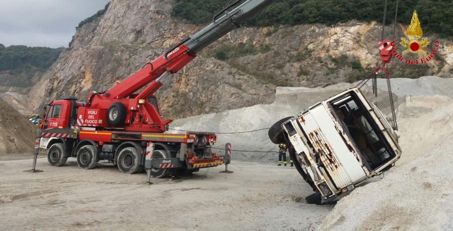 Massa Carrara, svolto il corso per l'abilitazione all'utilizzo delle autogru e delle autoscale