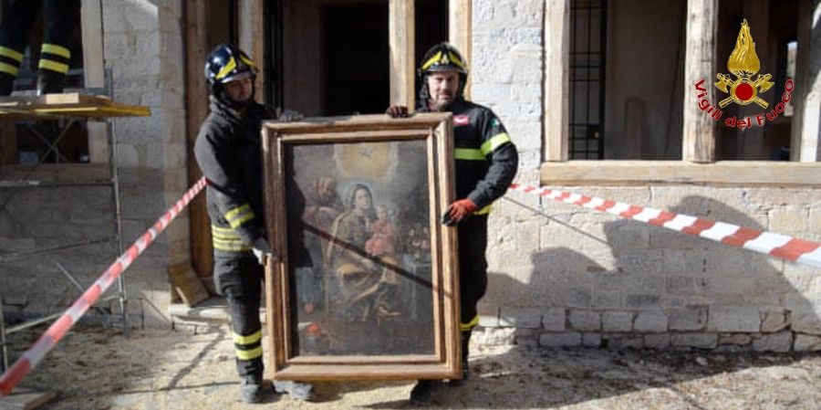Perugia, i Vigili del fuoco recuperano opere d'arte sacra nel comune di Cerreto di Spoleto