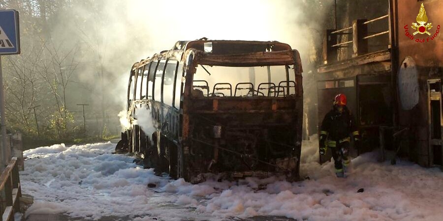 Genova, incendio pullman