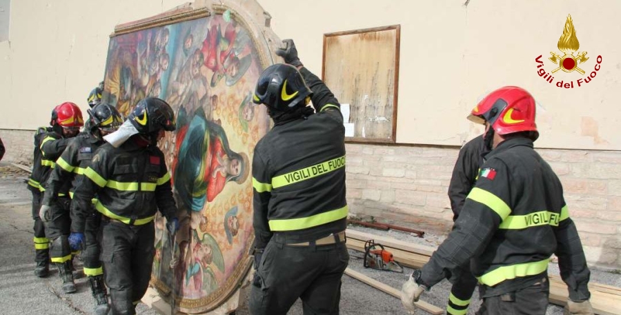 Macerata, rimozione e messa in sicurezza della Pala d'altare nella chiesa di Ussita