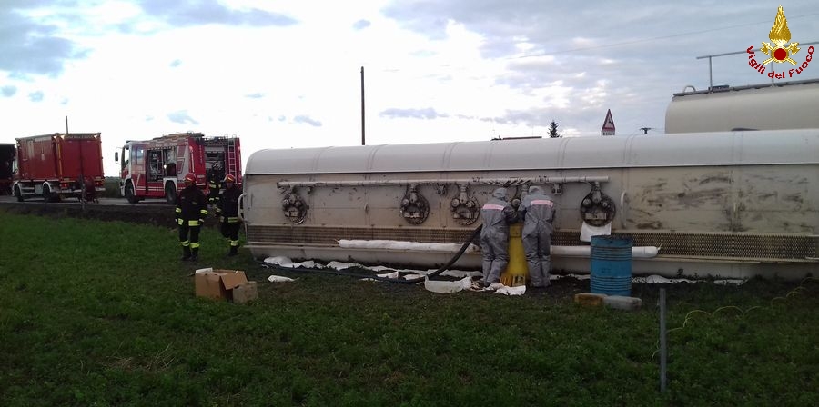 Ferrara, autocisterna si ribalta a Malborghetto di Correggio