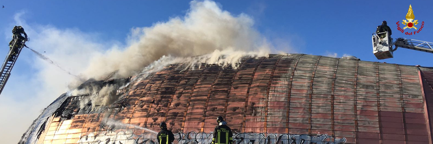 Roma, in fiamme il tetto dell'auditorium di via Albergotti