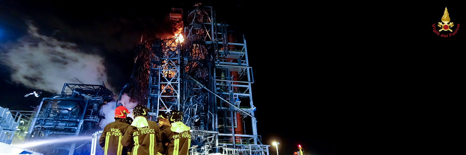 Pavia, violento incendio nella raffineria di Sannazzaro      [Nascondi]