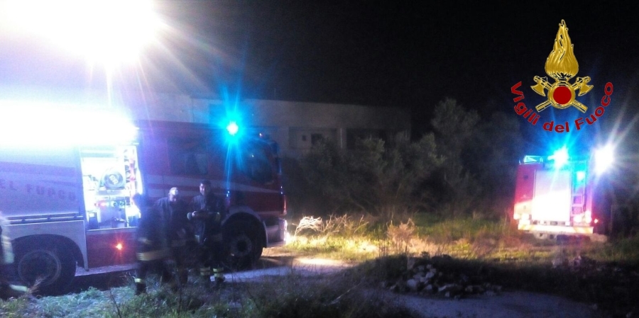 Crotone, incendio capannone in località San Giorgio