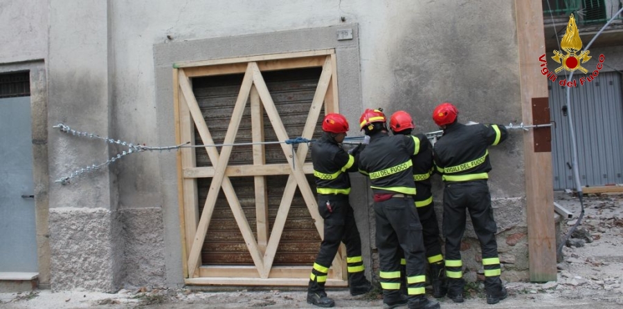 Macerata, tirantatura di una parete nel comune di Visso