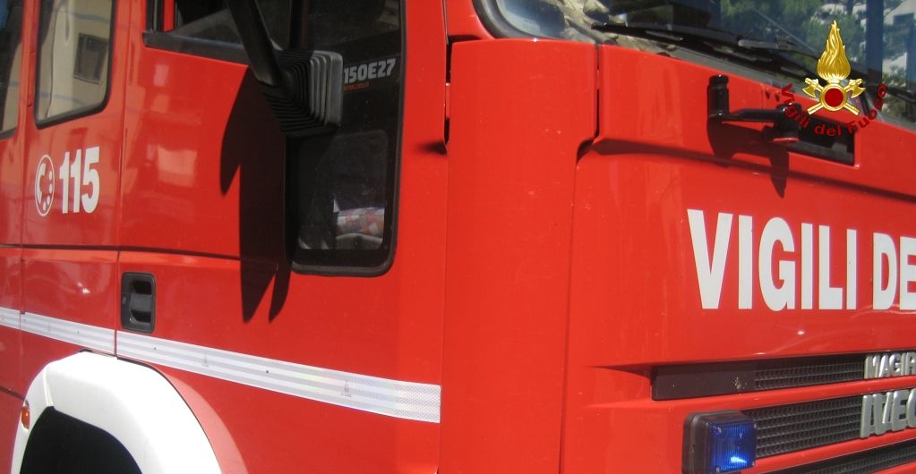 Genova, incendio di due furgoni