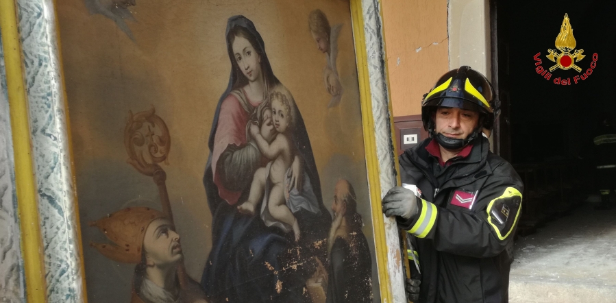 Rieti, il nucleo SAF dei Vigili del fuoco recupera opere d'arte nel comune di Amatrice