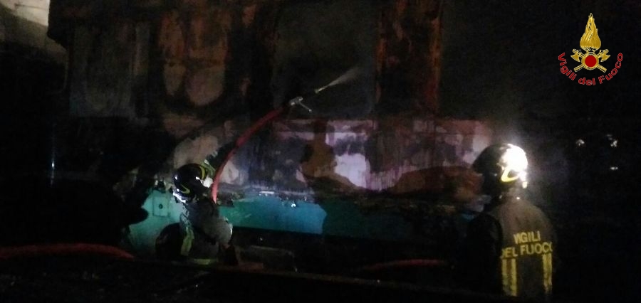 Roma, incendio vagoni ferroviari