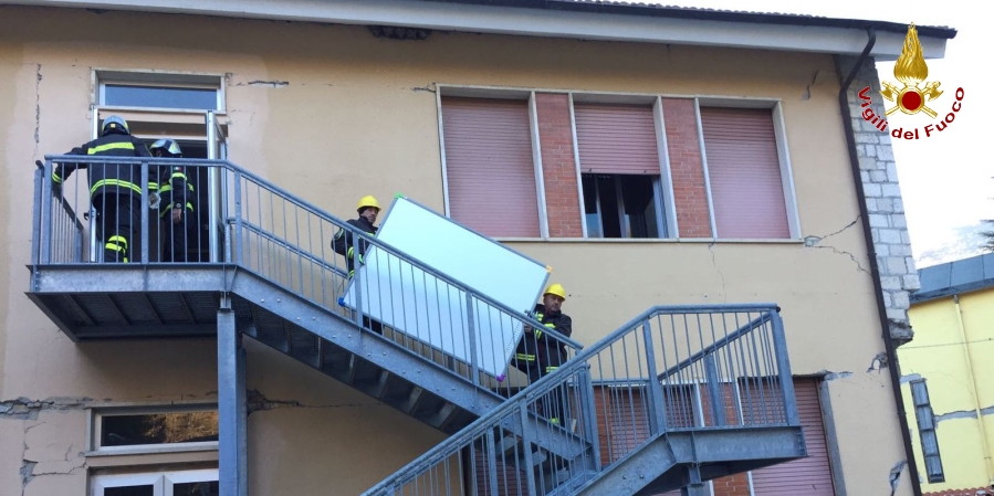Ascoli Piceno, recuperato materiale didattico dall'edificio della scuola media di Arquata del Tronto
