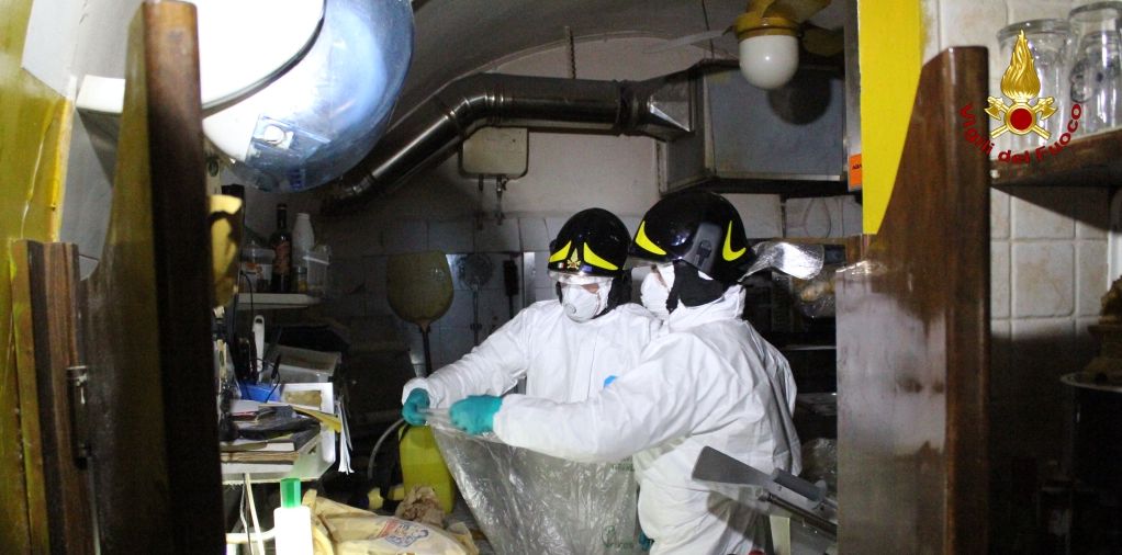 Macerata, recupero materiale organico all'interno di attività commerciale a Visso