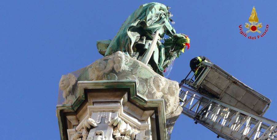 Napoli, Immacolata Concezione, l'omaggio dei Vigili del fuoco