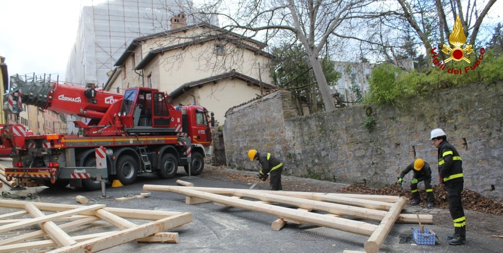 Macerata, puntellamento di Porta Giacomo Buoncompagni a Camerino