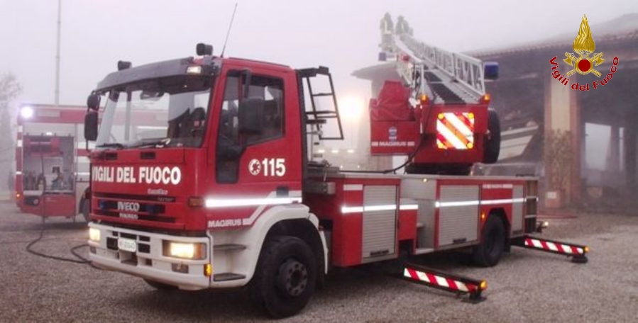 Siena, violento incendio in una cantina di azienda vinicola nel comune di Monteriggioni