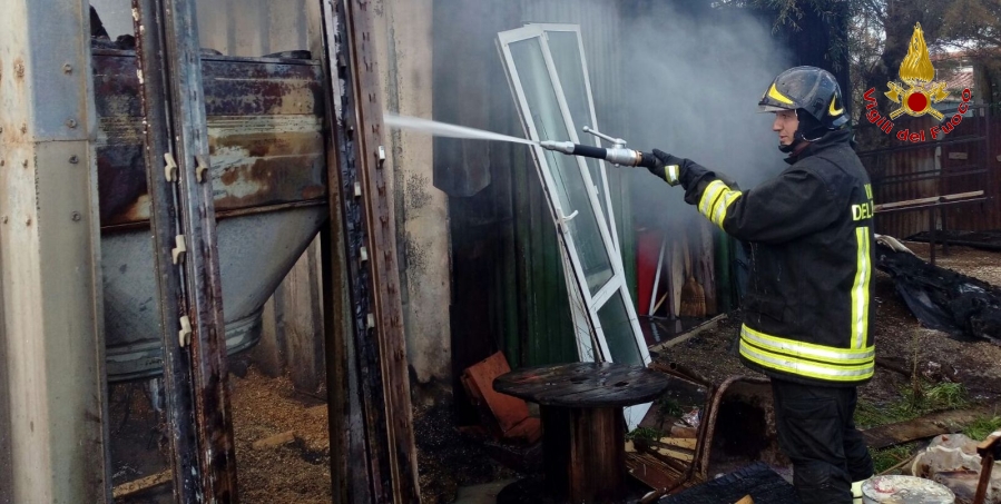 Roma, incendio nel capannone di una falegnameria nel comune di Fiumicino
