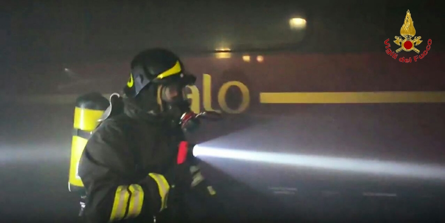 Varese, incendio in stazione su un vagone di un treno pendolari