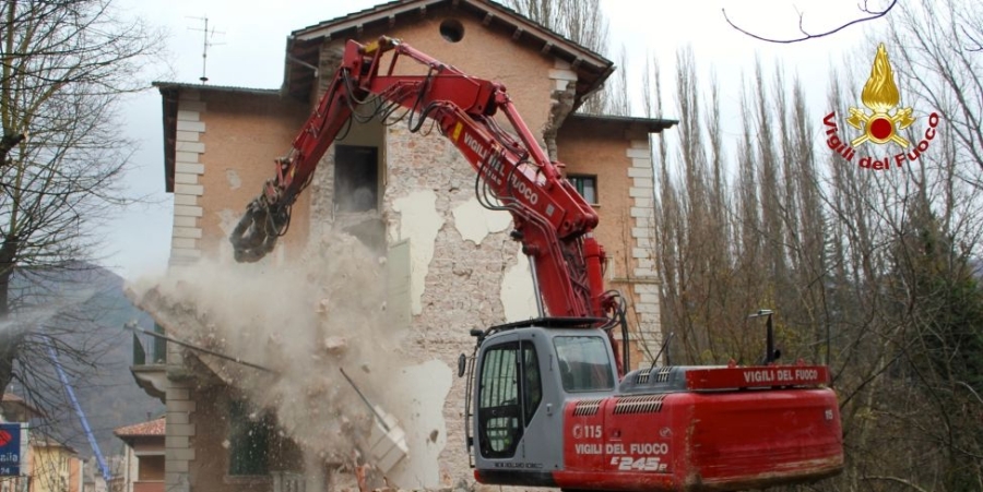 Macerata, smontaggio controllato di un edificio in centro a Visso