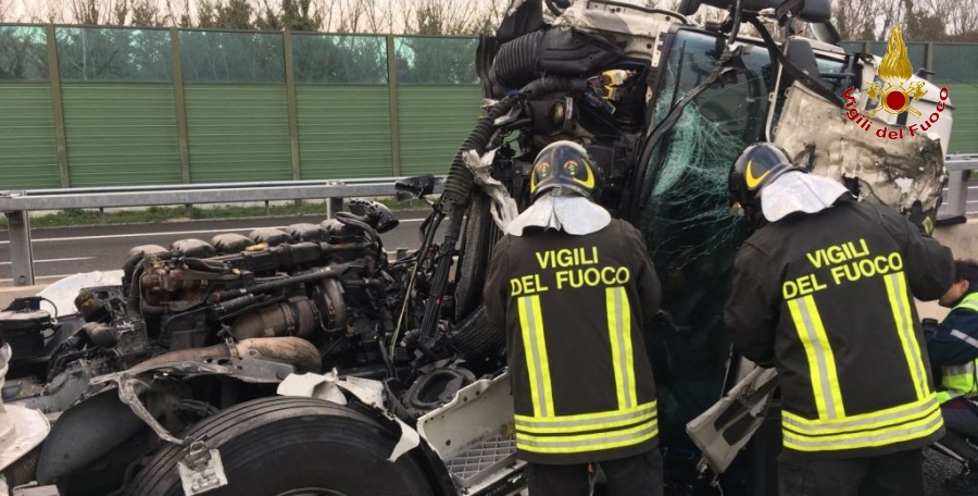 Ancona, incidente stradale in "A-14" tra due autocarri