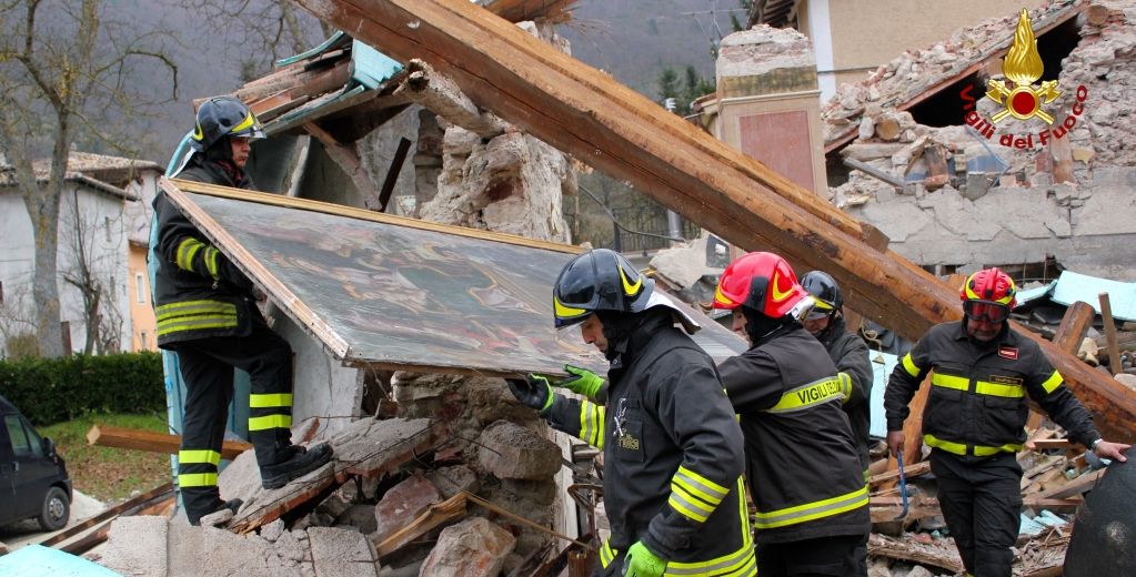 Macerata, i Vigili del fuoco recuperano oggetti di arte sacra nella chiesa di S. Antonio a Visso
