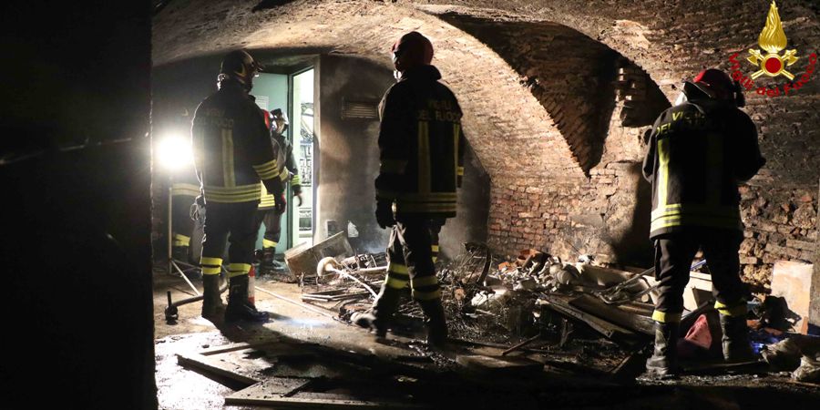 Vicenza, incendio scantinato nel centro storico, soccorse due persone