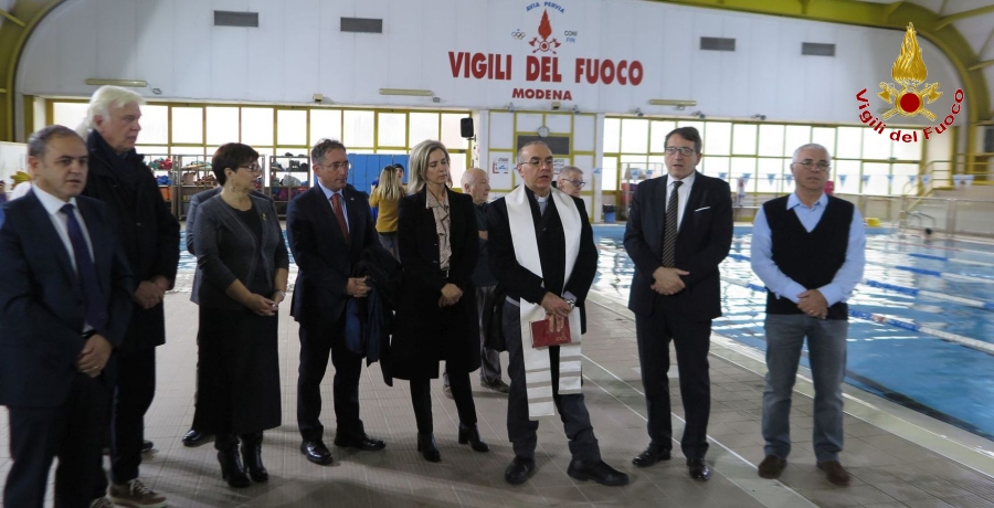 Modena, consegnato alla piscina del Comando un apparecchio per il sollevamento disabili