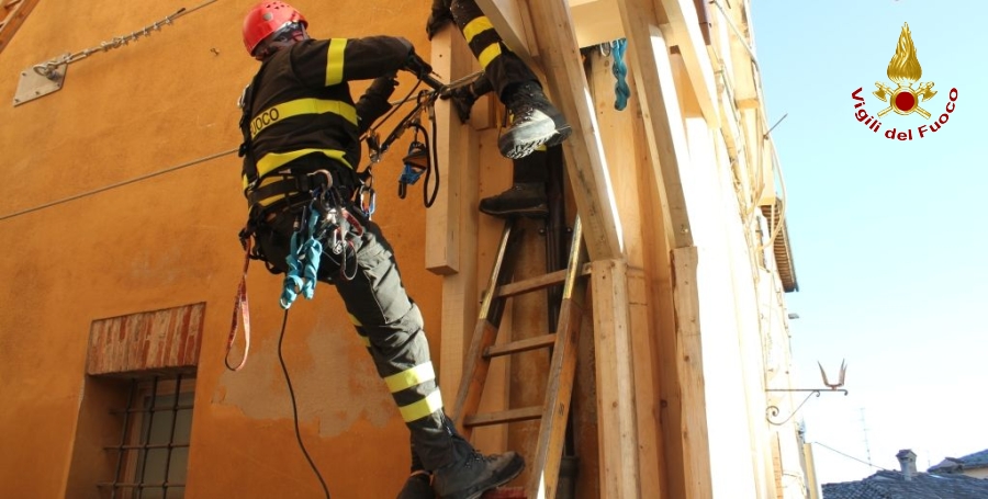 Macerata, cerchiaggio edificio per ristabilire la viabilità nel centro storico di Camerino