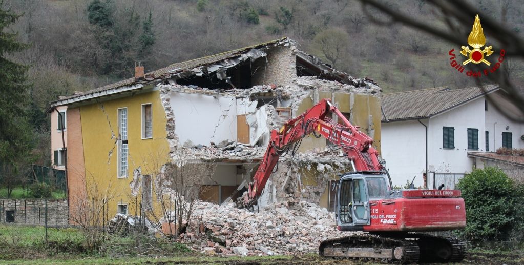 Macerata, smontaggio controllato di un'abitazione privata a Visso