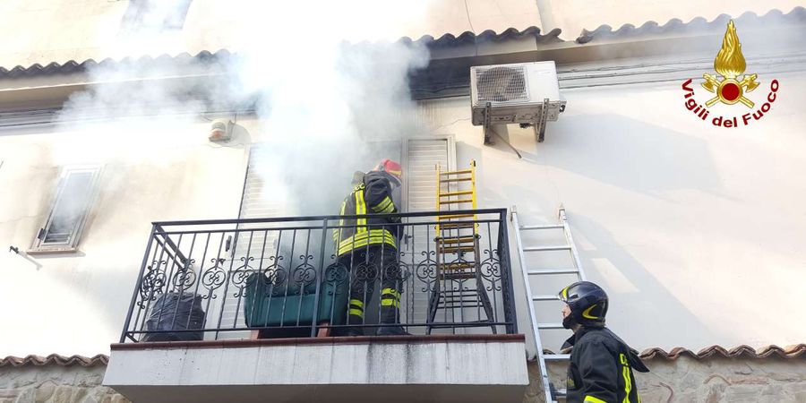 Crotone, incendio in un appartamento: i Vigili del Fuoco salvano due persone