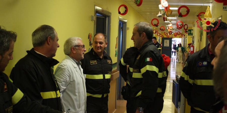 Teramo,  i Vigili del fuoco in visita al reparto di pediatria dell'Ospedale cittadino