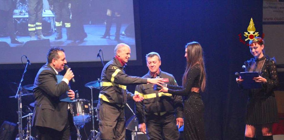 Macerata, riconoscimento al Corpo Nazionale dei Vigili del fuoco da parte del sindaco di Camerino