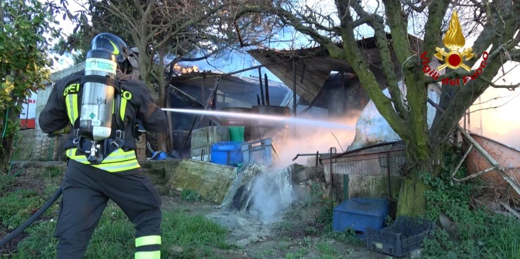 Ancona,  incendio mobili riposti in un gazebo