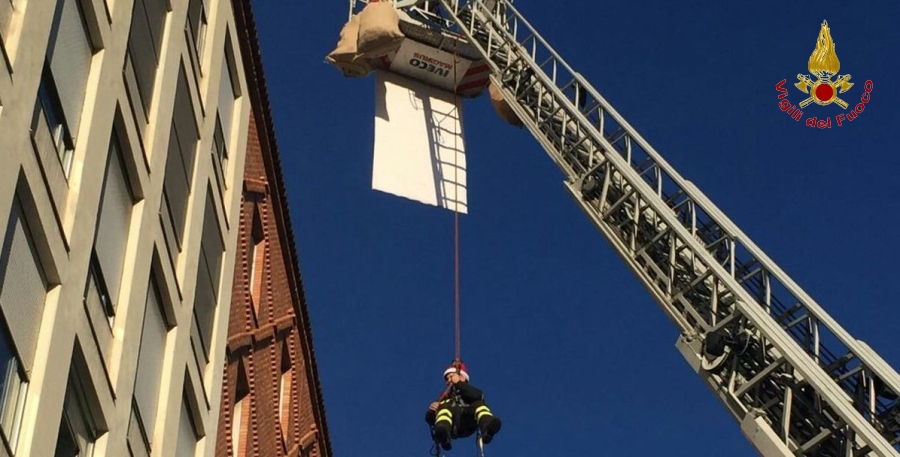 Brescia, i Vigili del fuoco in visita al reparto pediatrico degli Ospedali Civili