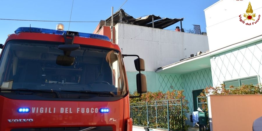 Lecce, incendio in un appartamento
