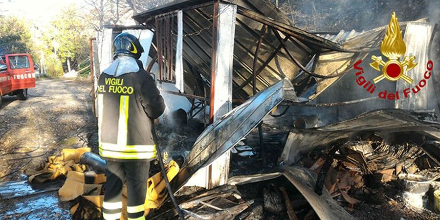 Rieti, incendio di una rimessa di attezzi