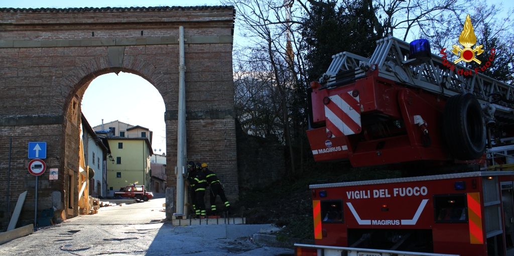 Macerata, proseguono i lavori di messa in sicurezza dell'Arco Buoncompagni a Camerino