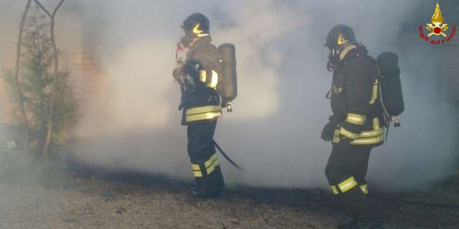 Macerata, incendio fabbricato agricolo