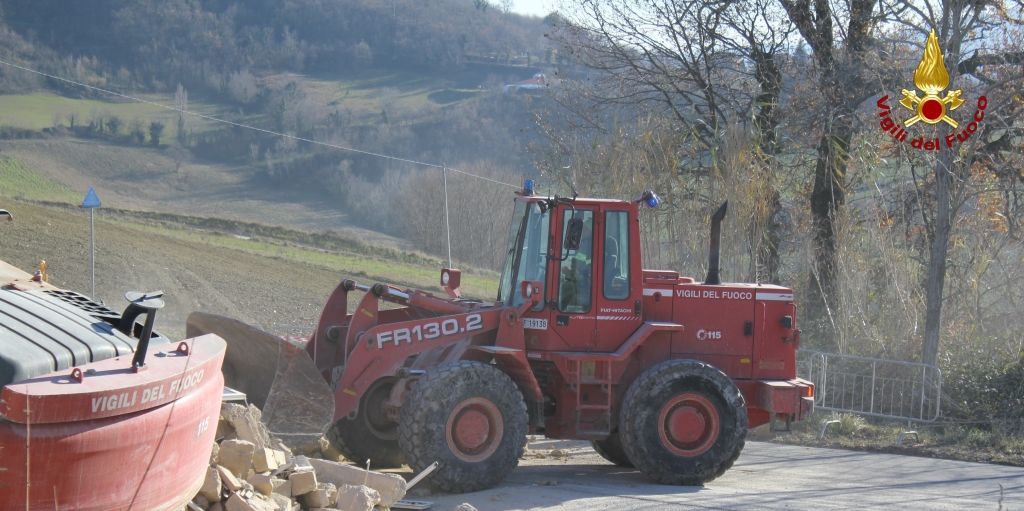 Macerata,  smontaggio controllato di un edificio a Sarnano lungo la "SP 119"