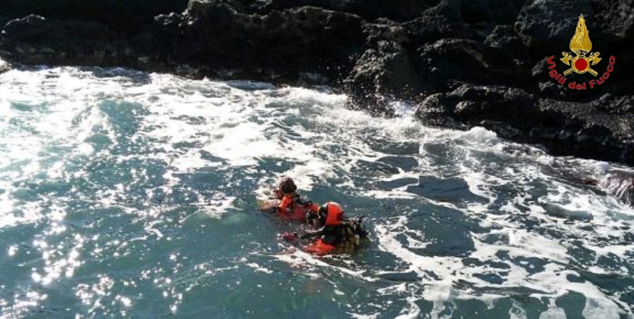 Catania,  i sommozzatori dei Vigili del fuoco impegnati nella ricerca di persona dispersa in mare