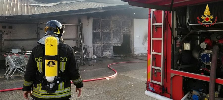Roma, incendio capannone a Fonte Nuova