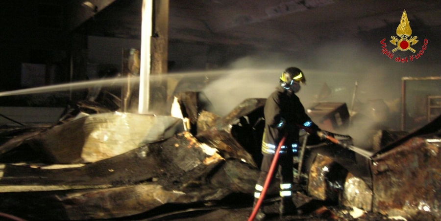 Ascoli Piceno-Fermo, incendio capannone a Porto Sant'Elpidio