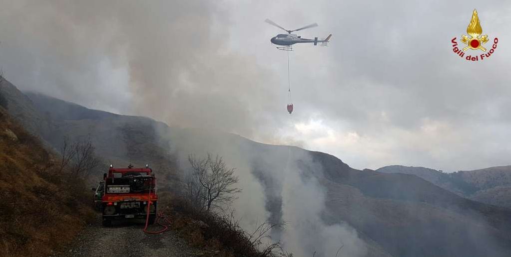 Genova, incendio bosco in località Borzonasca