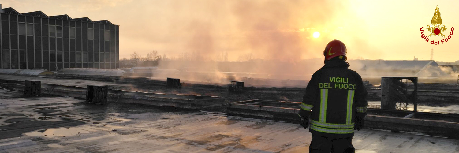 Modena, incendio in centro polifunzionale alla periferia cittadina