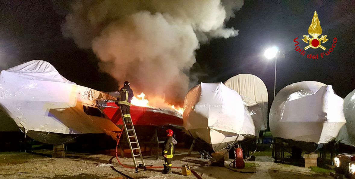 La Spezia, incendio imbarcazione in località Fiumaretta