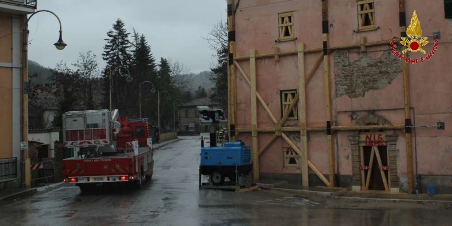 Macerata, grazie al lavoro dei Vigili del fuoco riapre via Roma a Pieve Torina