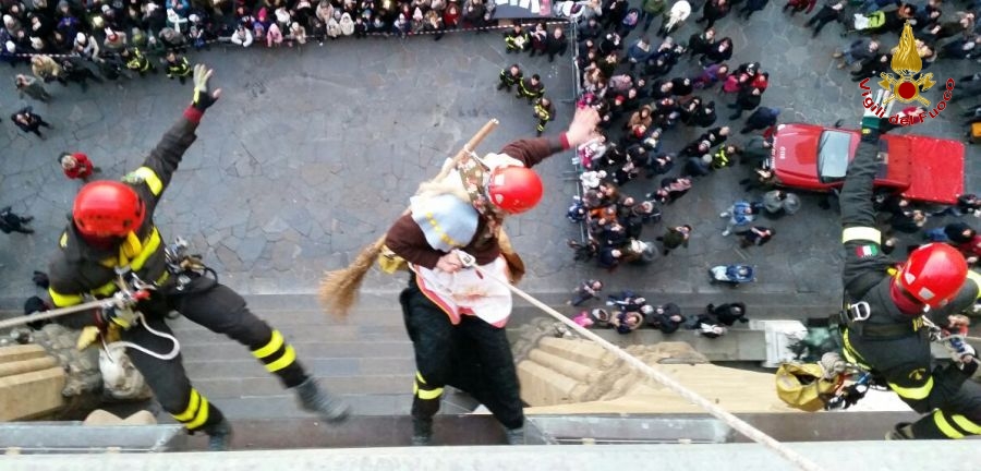 Firenze, la Befana dei Vigili del fuoco