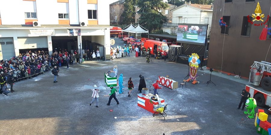Reggio Emilia, la Befana dei Vigili del Fuoco