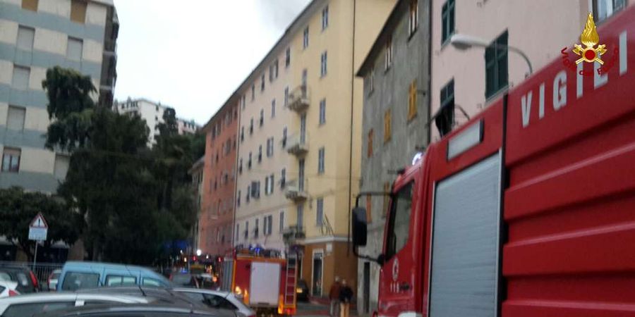 Genova, incendio in un magazzino