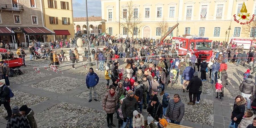 Rimini, la Befana dei Vigili del Fuoco