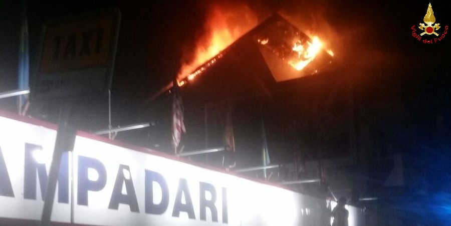 Torino, due Vigili del Fuoco salvano dalle fiamme una famiglia