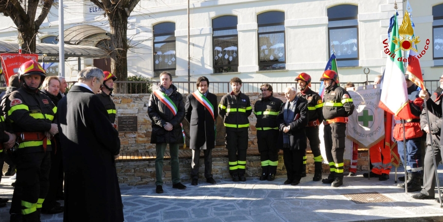 Cuneo, inaugurata una targa in bronzo in onore dei Vigili del fuoco
